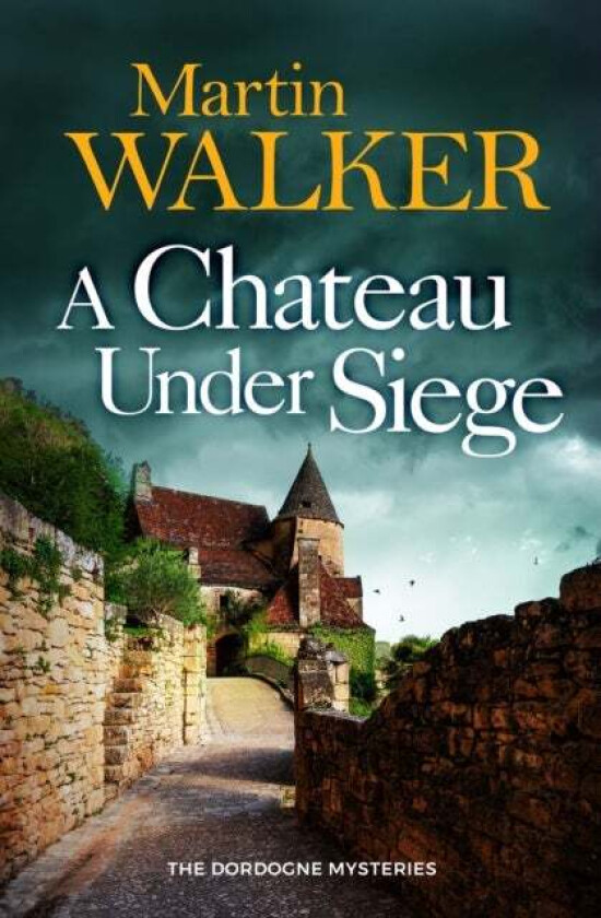 A Chateau Under Siege av Martin Walker