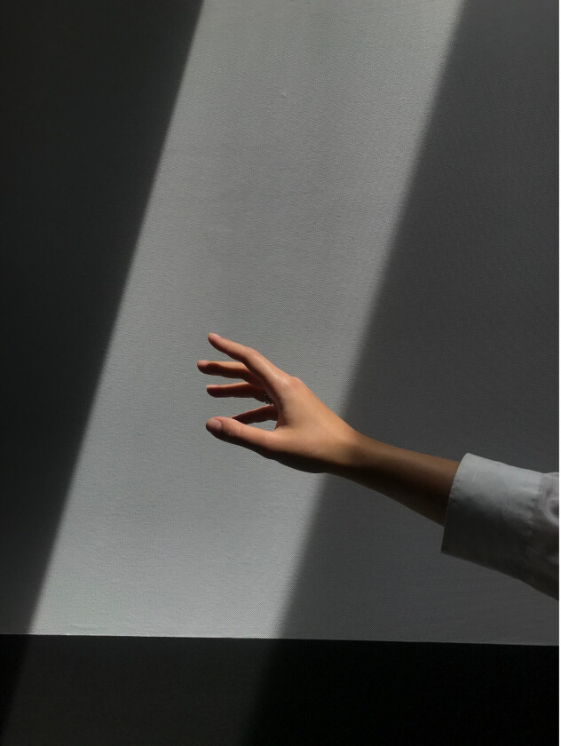 Poster Reaching hand 70x100 cm - Grå