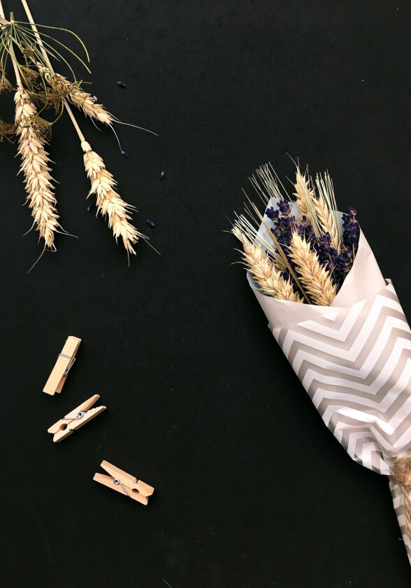 Poster Flowers on table 21x30 cm - Svart/Beige