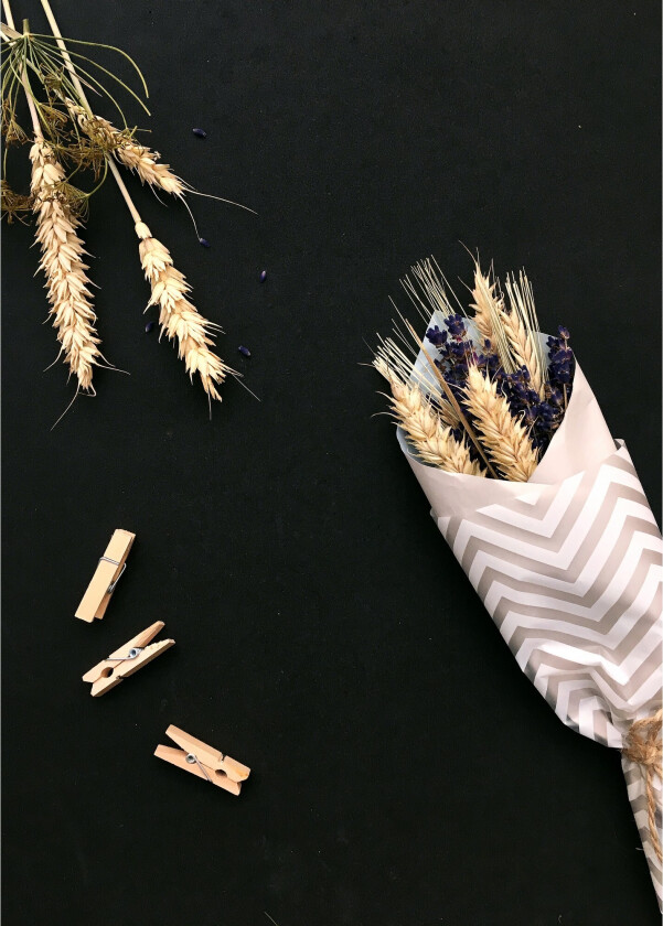 Poster Flowers on table 50x70 cm - Svart/Beige