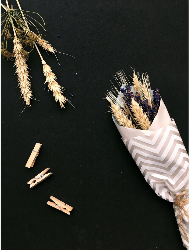 Poster Flowers on table 30x40 cm - Svart/Beige