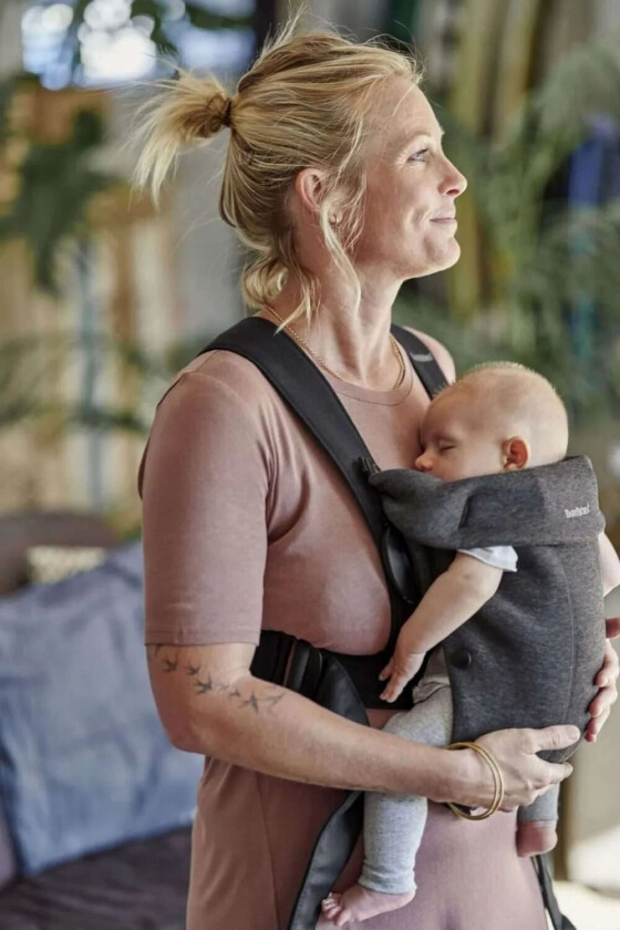 Babybjorn Baby Carrier Mini 3d Jersey - En Liten Bæresele For En Nyfødt Grå Svart