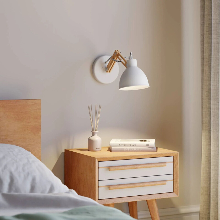 Vegglampe Skansen, justerbar trearm, hvit