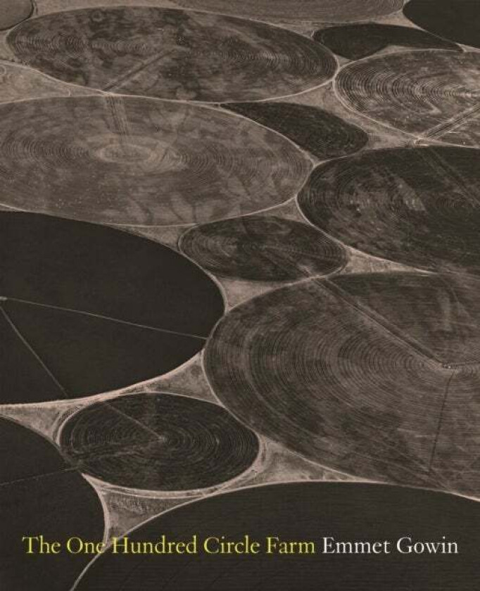 The One Hundred Circle Farm av Emmet Gowin