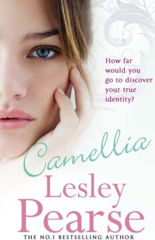Camellia av Lesley Pearse