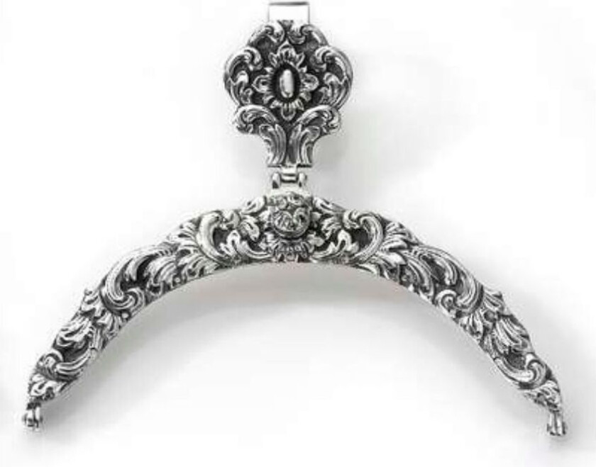 Romeriksbunad, Veskelås i 925 oksidert sølv