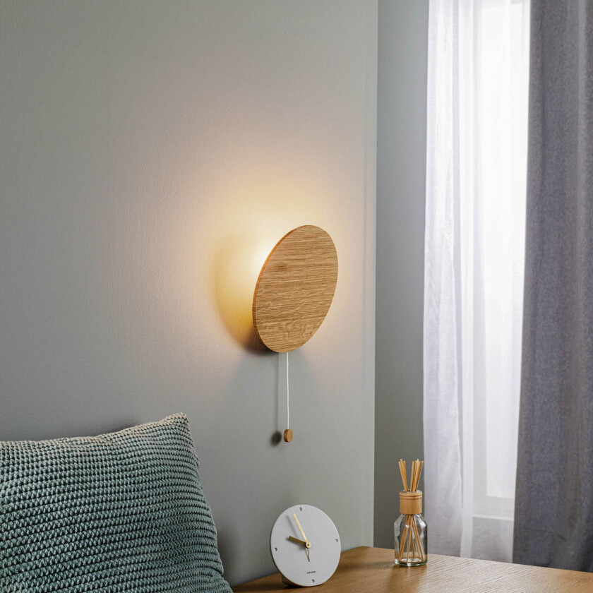 Minimalistisk vegglampe laget av eiketre