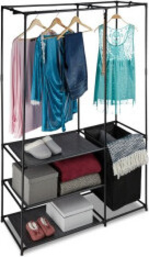 Åpen garderobe med skittentøyskurv