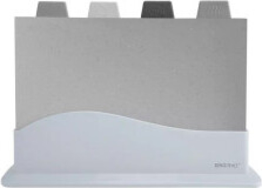 Sett med fire skjærebrett i stativ.