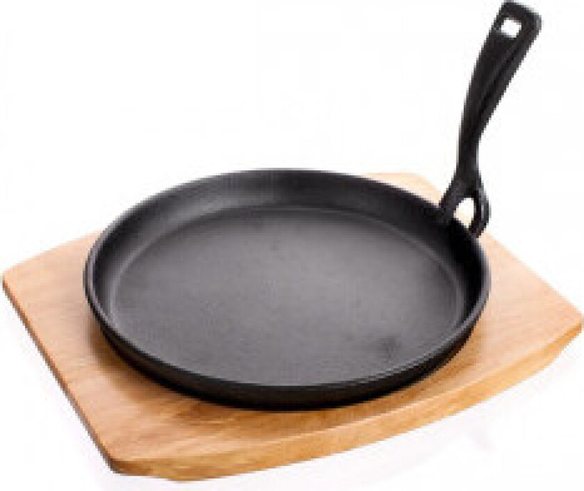 Tallerken, serveringsfat, støpejernspanne med underlegg av tre.