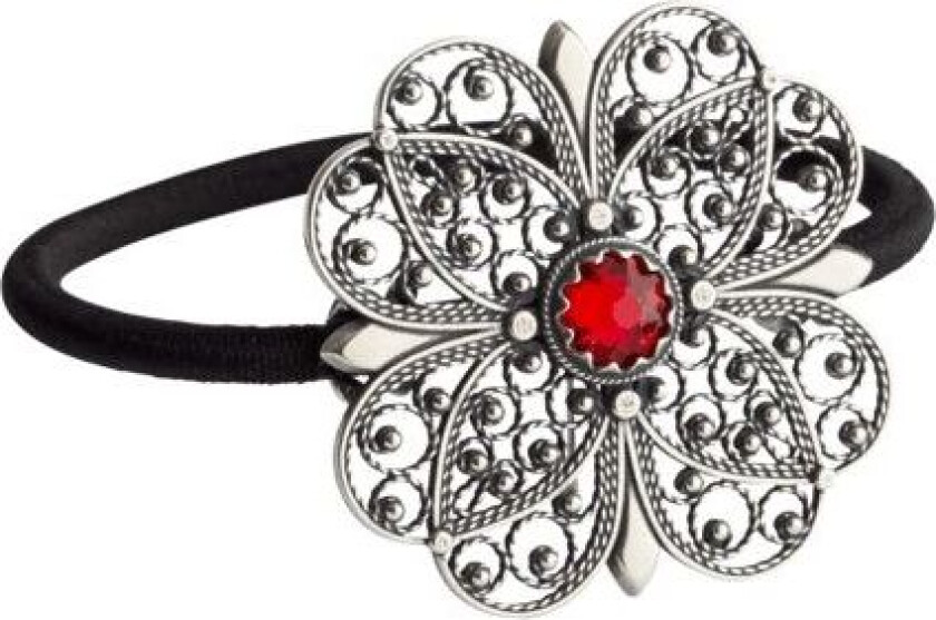 Hårstrikk med liten filigranblomst og rød sten i 830 oksidet sølv