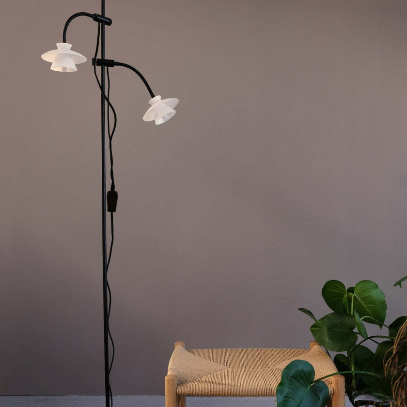 Valb dobbel gulvlampe - Svart/Opal glass - Svart / Opal