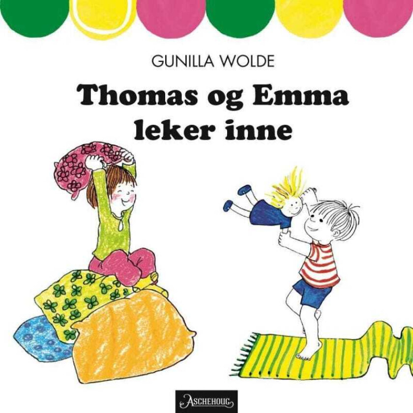 Thomas og Emma leker inne