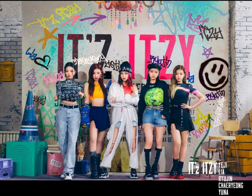 ITZY It'z Itzy (Version A) (Incl. Photobook) CD