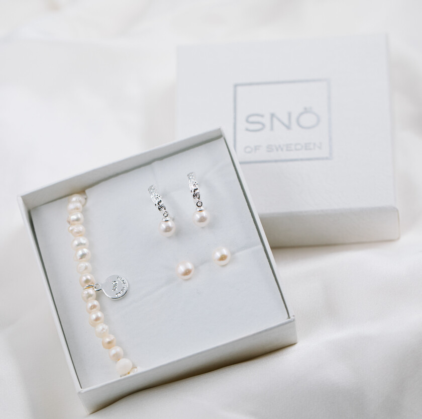 Snö of Sweden Judy, Smykkesett med strikkarmbånd og øredobber i forsølvet messing med perler