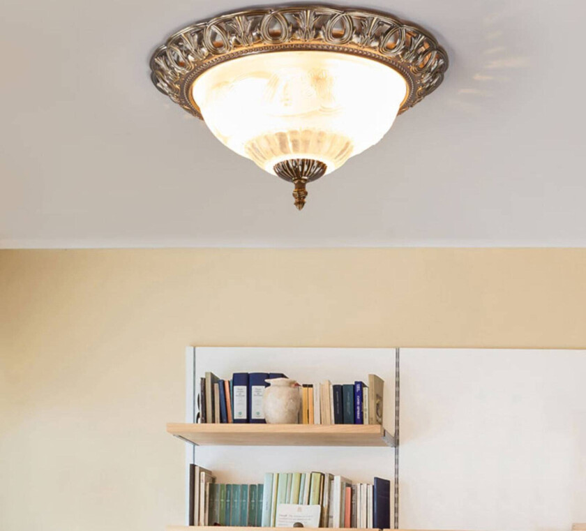 Opphøyet taklampe TERESA med pyntekant.