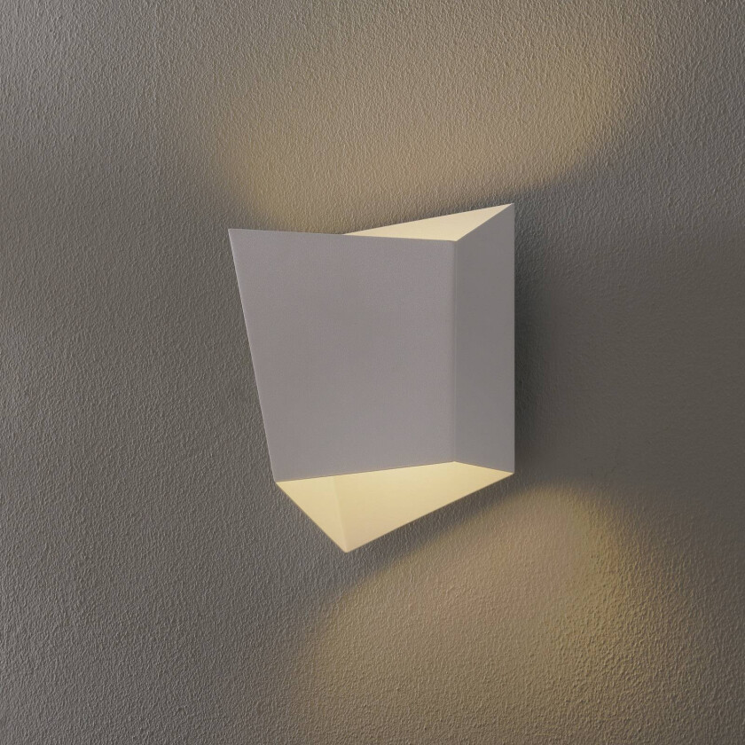 Asimetrisk vegglampe i stål, hvit
