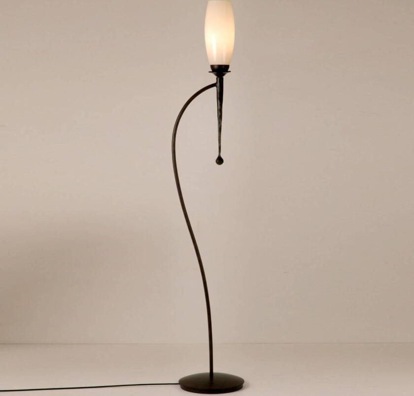 Interessant gulvlampe CHATEAU