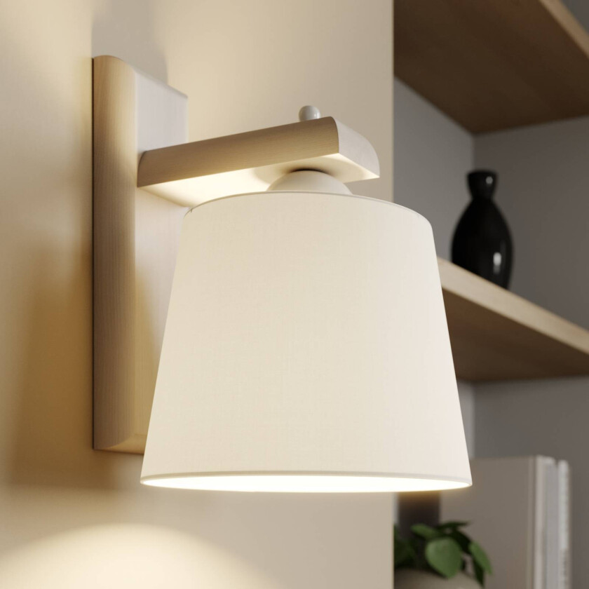 Vegglampe Sweden med trestamme, antikk hvit