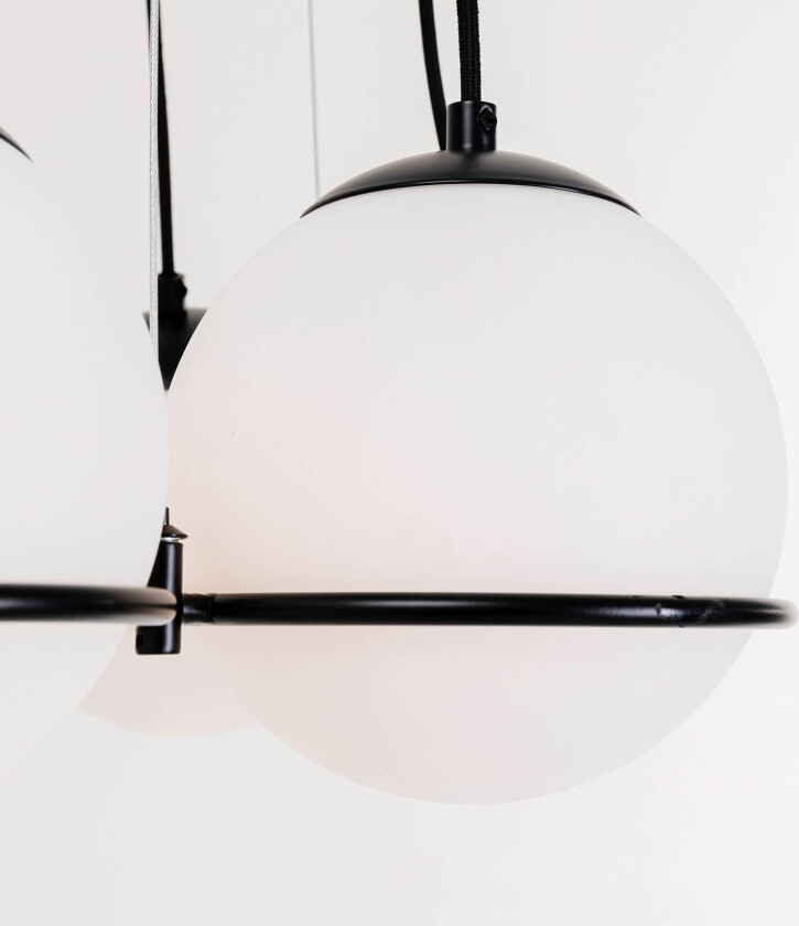 KARE Globes-pendellampe i hvitt og svart