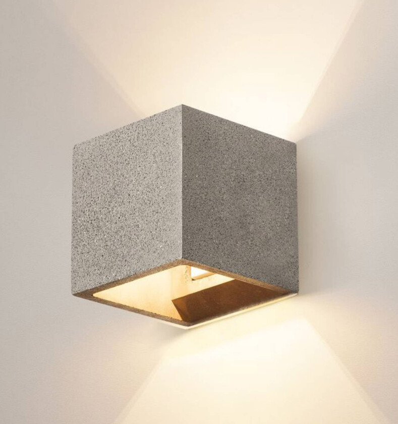 Solid Cube vegglampe i betong, svart