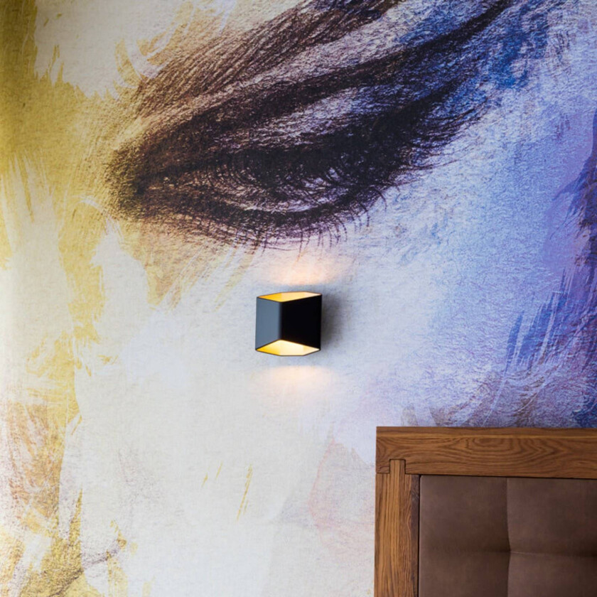 Cariso LED-vegglampe svart/messing 16,4cm