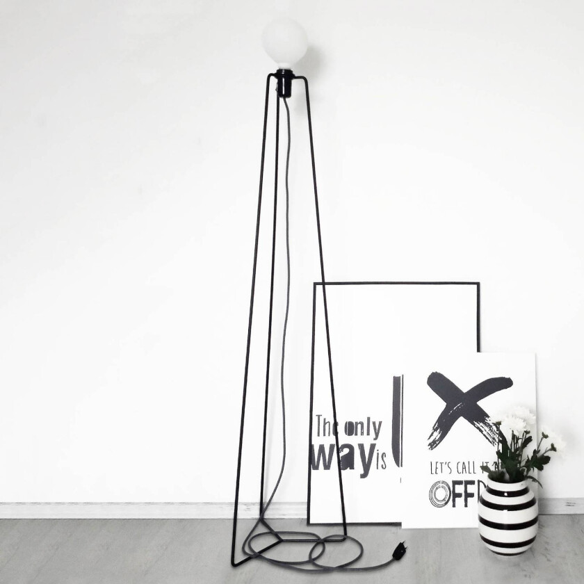 Model M3 LED-gulvlampe svart kabel svart