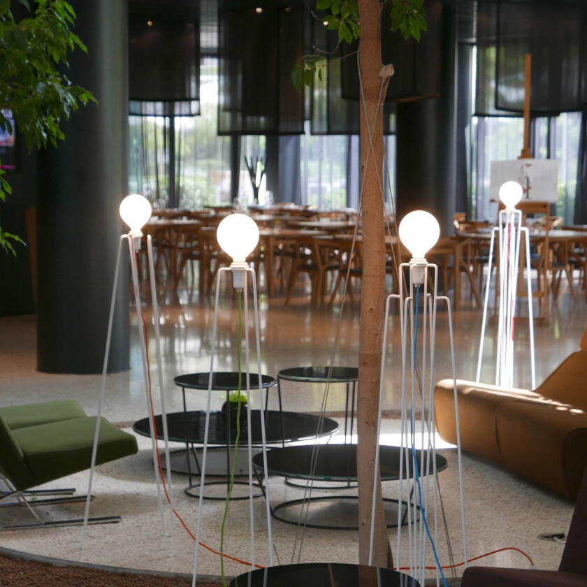 Modell M2 LED-gulvlampe hvit, rød kabel