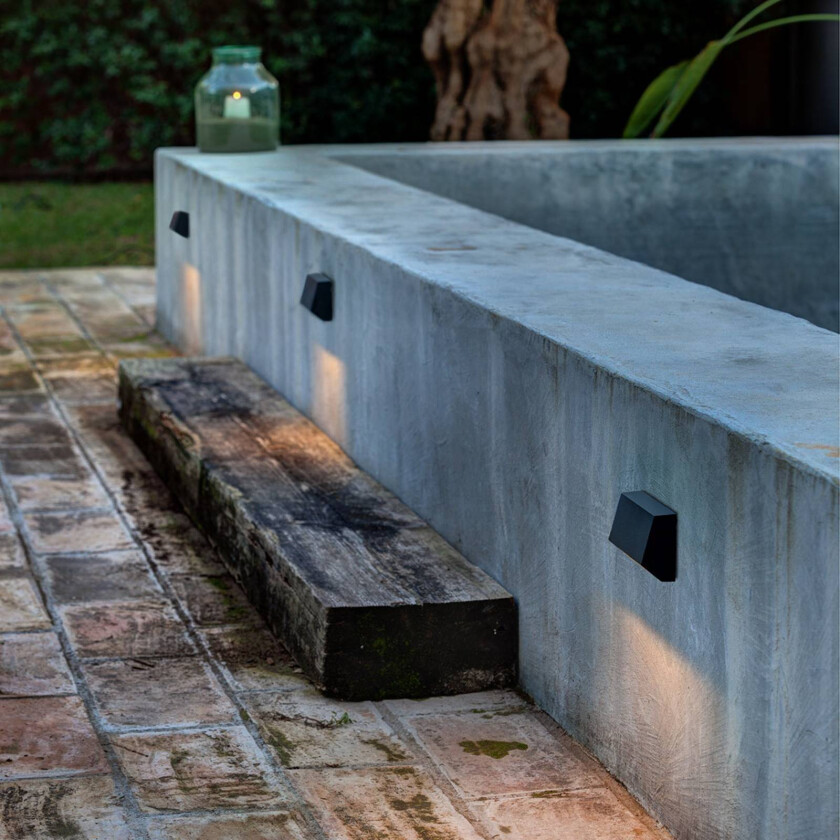 Kantet utendørs LED-vegglampe Must, bredde 9,6 cm