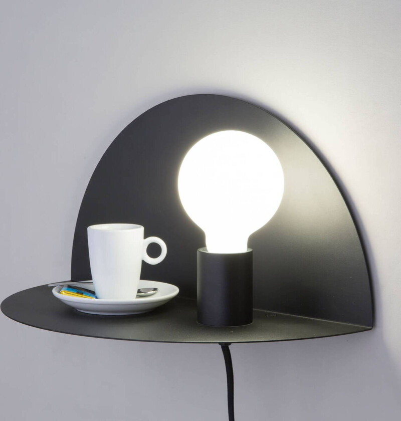 Nit vegglampe som kan brukes som nattbord