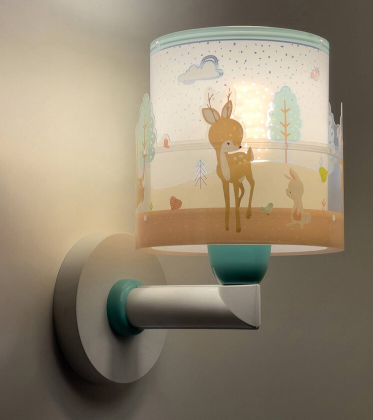 vegglampe for barn Loving Deer, hjortmotiv, støpsel