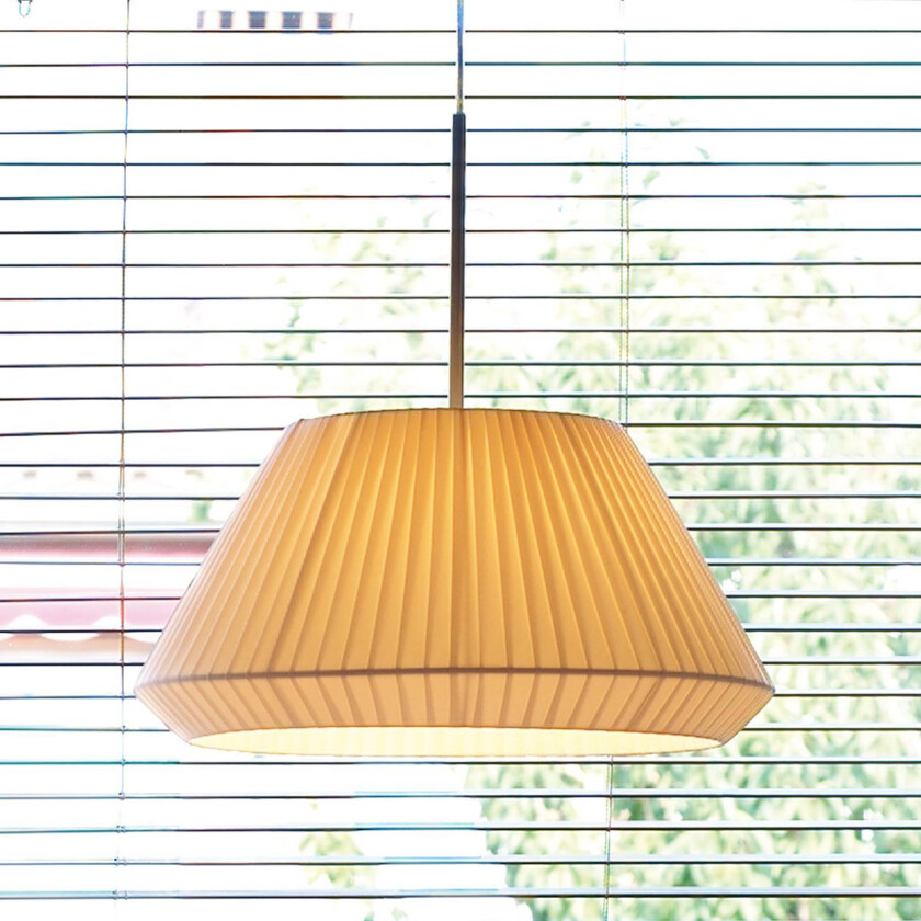 Mei 38 - rund stoff-pendellampe i krem