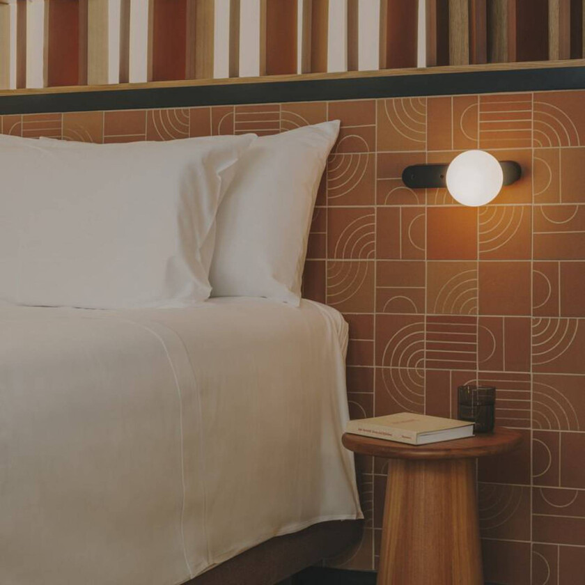 LED-vegglampe Perlina, USB-port, svart, stål