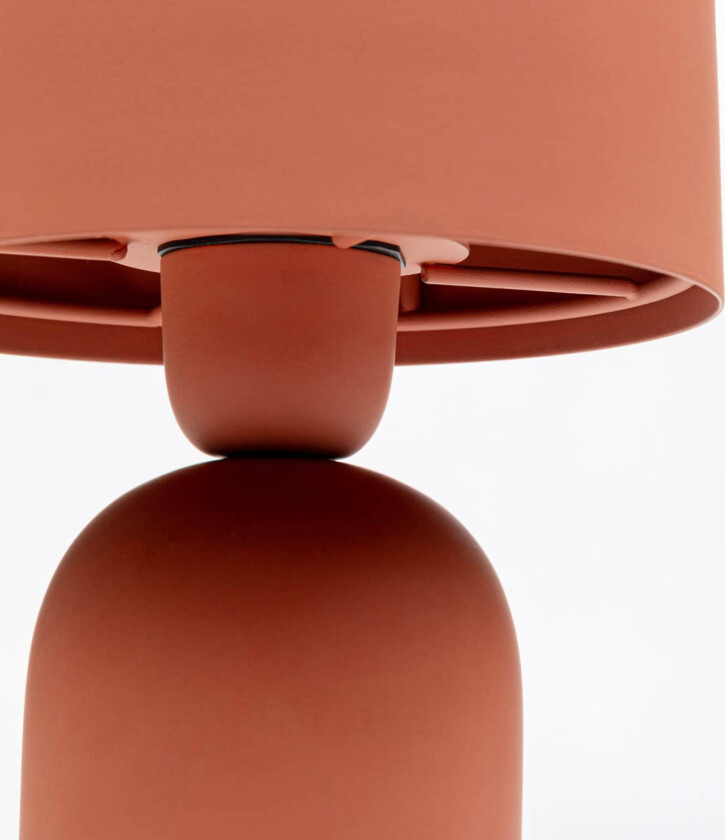 KARE Maya bordlampe, rød, stål, høyde 39 cm