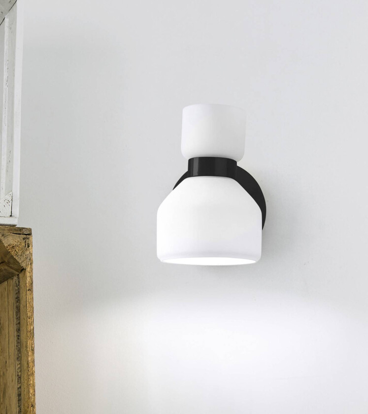Vegglampe Fifty, svart, opalhvit glass, justerbar