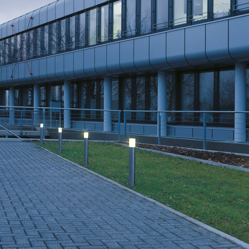 Roxy veilampe i akryl, høyde 90 cm, grå, rustfritt stål