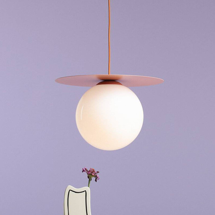 Loop Coral L hengelampe, opal glasskule, metall, korallrød