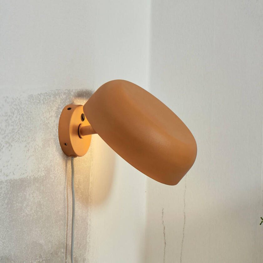 Det dreier seg om RoMi Porto vegglampe, sennepsgul