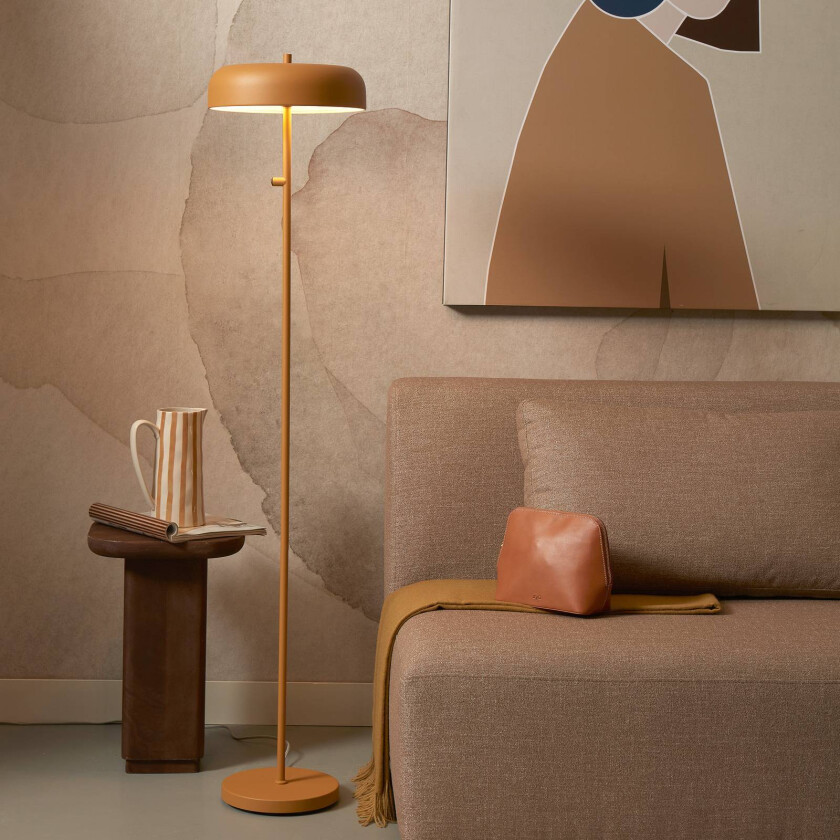 Det dreier seg om RoMi gulvlampe Porto, sennepsgul