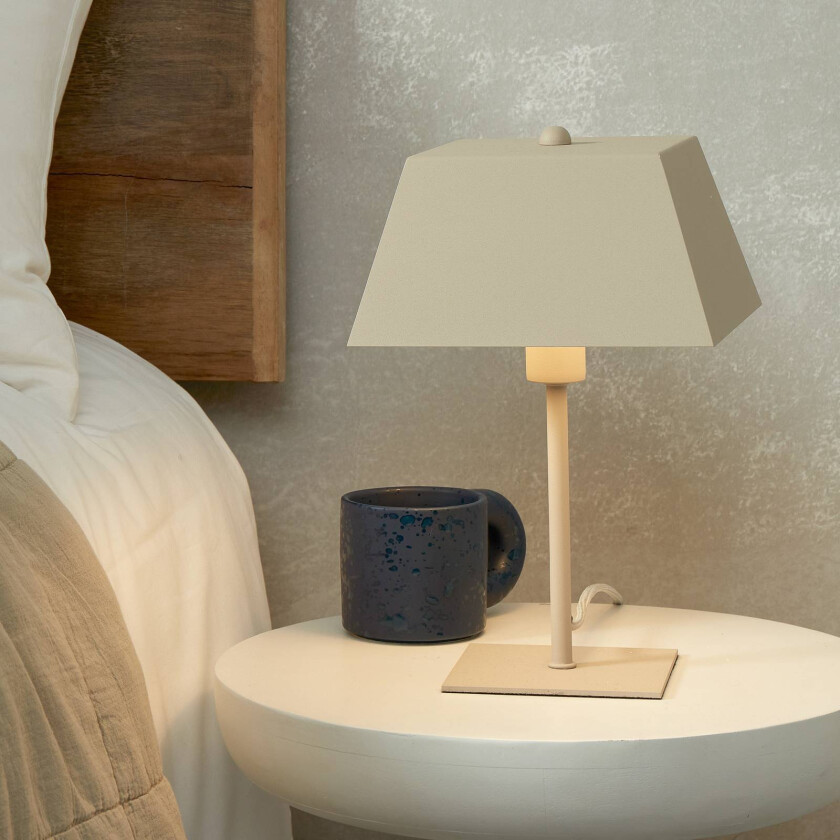 Det dreier seg om RoMi bordlampe Perth, sand