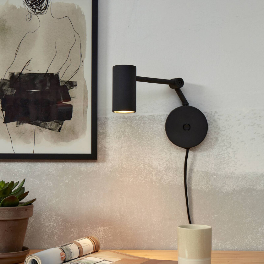 Det dreier seg om RoMi vegglampe Montreux, svart