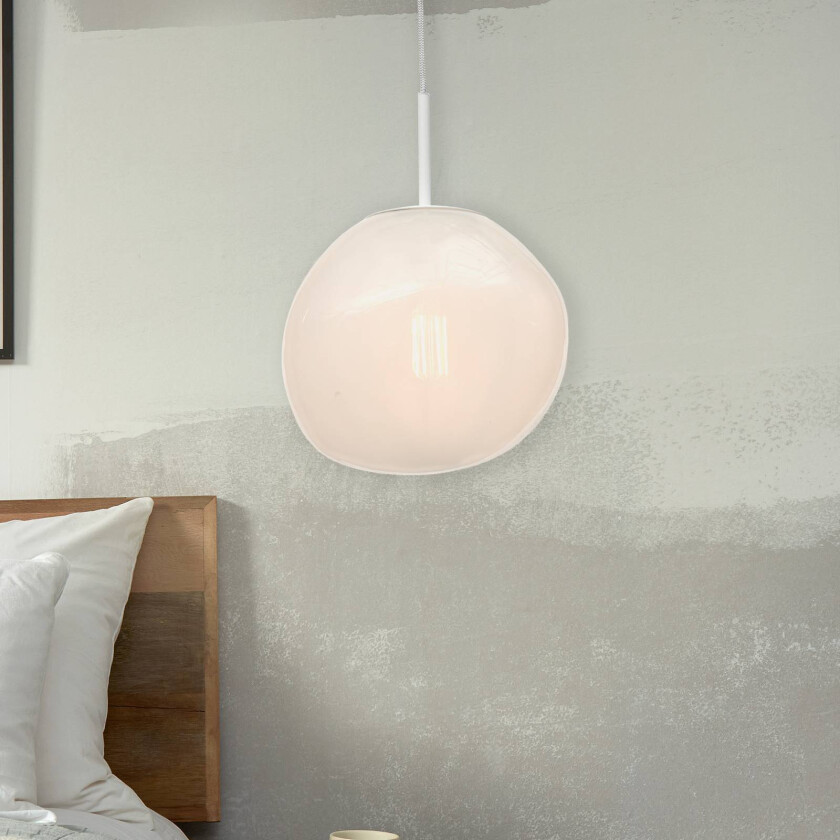 Det dreier seg om RoMi pendellampe Helsinki, melkehvit