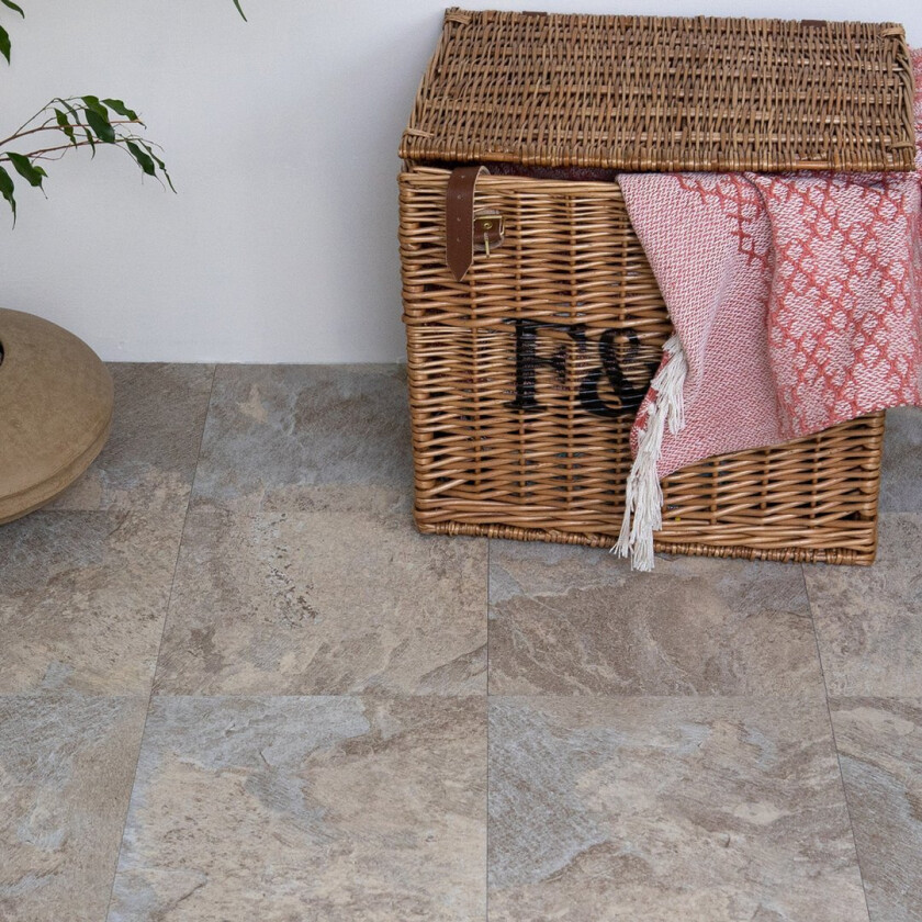 Bilde av SELVKLEBENDE VINYLFLISER LIGHT SLATE