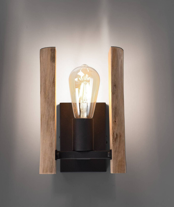 Vegglampe i tømmer laget av tre