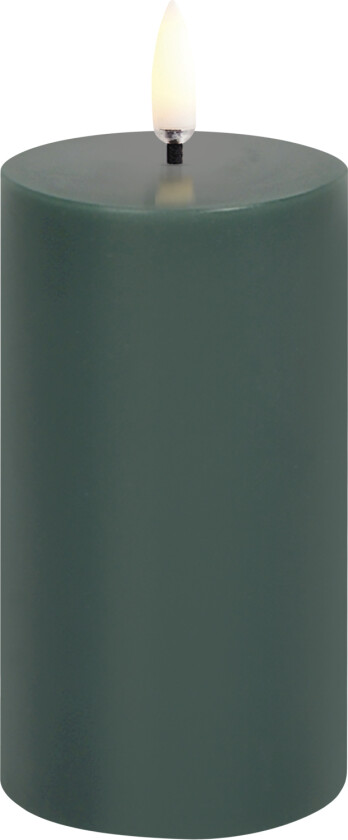 LED Pillar Candle, Pine Green. Smooth, 5,8x10,1 cm - Led Stearinlys