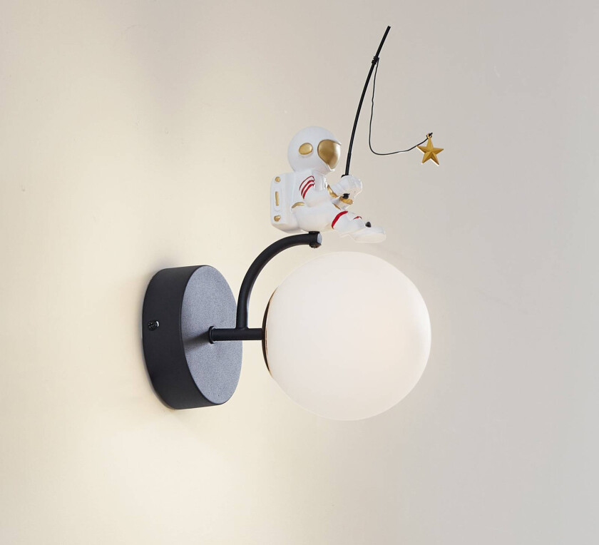 Lindby vegglampe Kosmo, plast, astronaut, globus