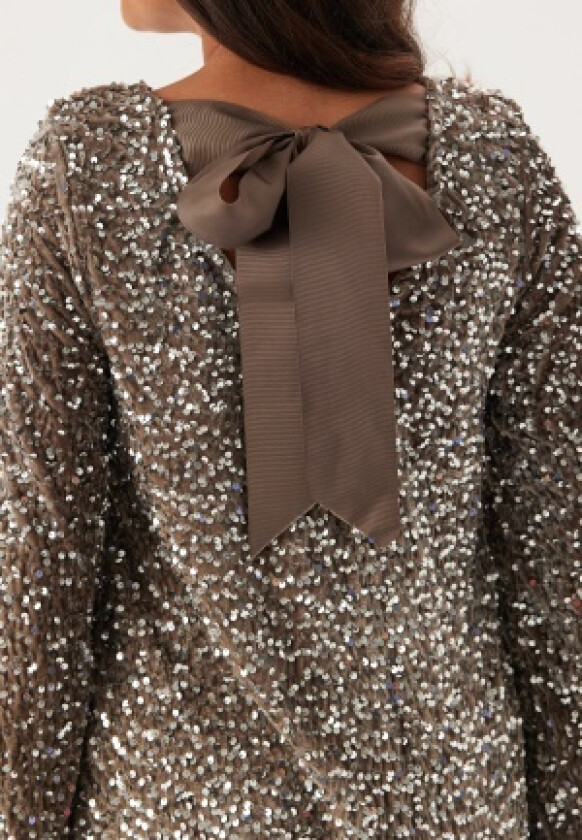 Pckam Ls Deep Back Bow Dress Morel Detail:silver Sequins L