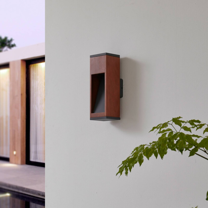 Fredo utendørs vegglampe av teak