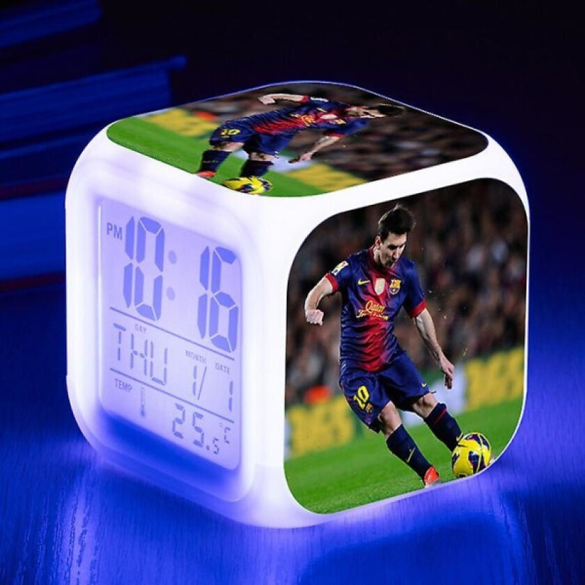 VM-fotballstjerne Leo Messi Vekkerklokke LED Digital Fargeskiftende Quad Vekkerklokke Den beste gaven til fans 10# (FMY)