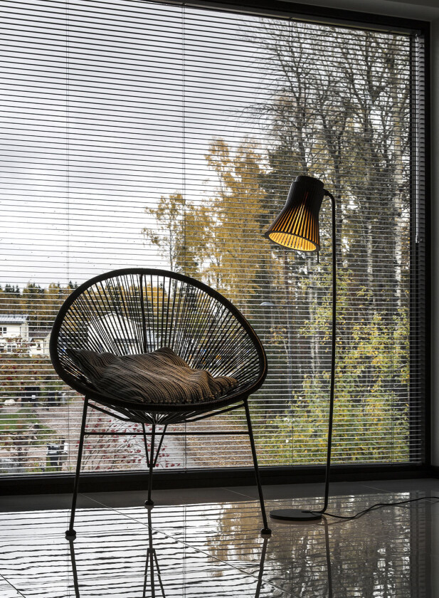 Petite 4610 gulvlampe H130 - sort